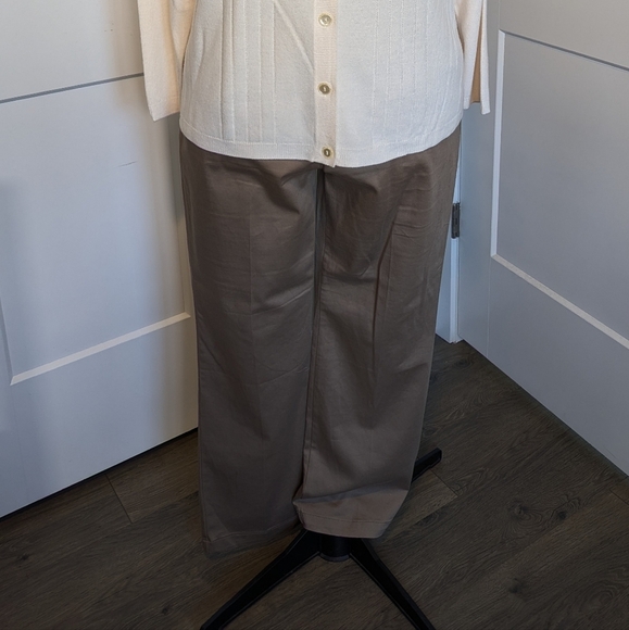 Lee Women's Chino Pants Plus Size 16 Khaki Flex Motion Straight Leg Mid Rise - Picture 2 of 7